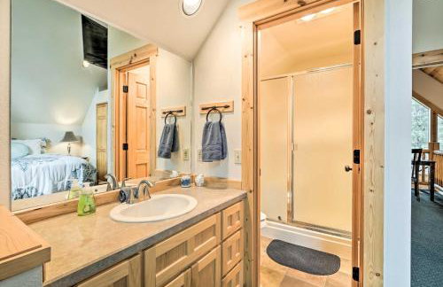 Chalet at Running Y Resort with Wraparound Deck! - Foto 17