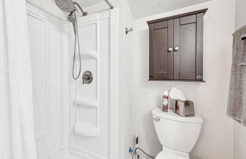 Forest Views and Fire Pit Cozy Pine Cabin - Foto 17