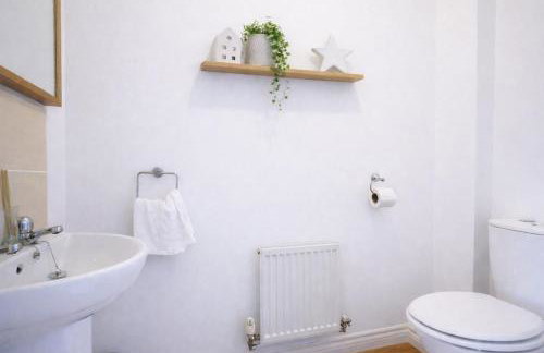 Stylish 3 Bedroom House - Excellent Location - Free Parking, Garden, Fast Wifi, Work Space and Self-Check-In by Yoko Property - Foto 15