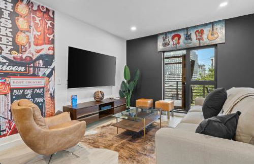 Skyline View, Pool, Gym, Balcony's, Walk to BWay! - Foto 1