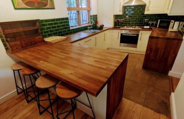 Detached House with Gated Parking in Whalley Range, Near Manchester City Centre - Foto 14