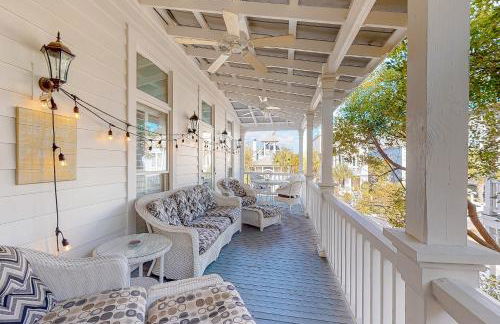 Charleston-style cottage w/ lovely decks, steps to the beach & pools - Foto 26