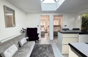 CozyNest 2BR Modern Property with Parking - Foto 28