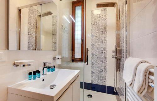 White Flowers with Canal View by Wonderful Italy - Foto 8