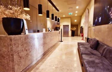 Gary01 Exclusive Top Floor 2BD by the Timeout Market - Photo 35