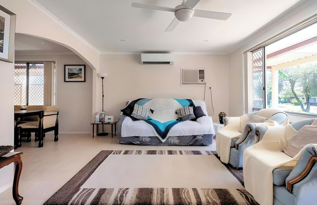 Cheerful 3 bedroom house with free parking - Foto 7