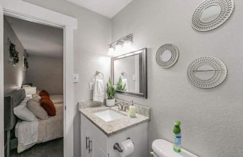 Cozy 2BR Farmhouse Apt - Sleeps 8 - FREE Parking! - Photo 36