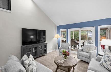 Lakefront Home w Pool, Dock, Fire Pit & Game Room Sip, Sip Away by Avantstay - Foto 44