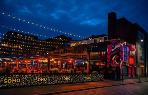 City Centre - Sleeps 6 - Bars, Parking & Netflix - Foto 23