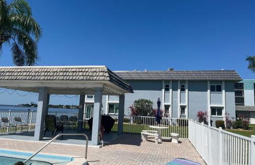 Gorgeous 2 Bedroom Waterfront Condo - Foto 40