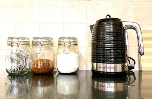 NEW! Luxury YELLOW HOUSE Bright Modern Detatched Home with PRIVATE PARKING, NETFLIX Close Luton, M1, and AIRPORT Ideal for Families, Professionals, Consultants, LONGER STAY OPTIONS - Foto 9