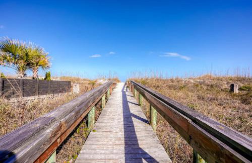 Beachside snowbird escape with fenced yard & washer/dryer - walk to beach access - Foto 35