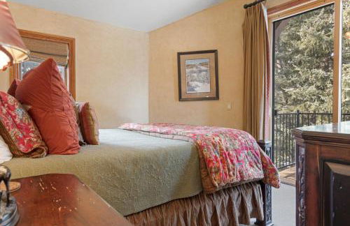 Outdoor Private Hot Tub, In Home Movie Theater, Luxurious Creekside Home - Photo 39