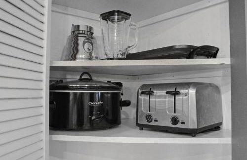 Cheerful 5-bedroom w/Screened Patio, Sleeps 10 in the heart of Fremont! - Foto 35