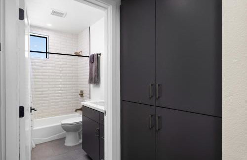 Modern 2 Bedroom King Bed EVCharger Pet-Friendly Balcony - Foto 22