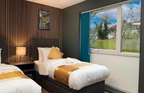 Free Parking New Modern Gem in Harrow - Photo 3