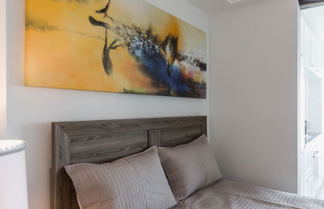 QuickStay - Chic in Yorkville (Yonge & Bloor) - Photo 3