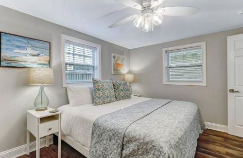 Tropical Beach Bungalow Down - Backyard - Grill - Across Street from Beach - Foto 5