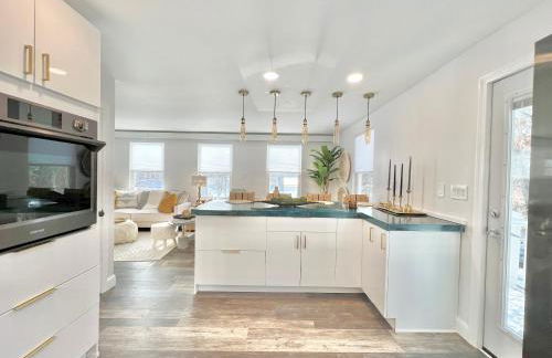 Luxury 4 bedroom 2 bath Lake Views - Photo 7