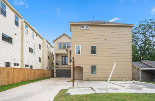 Spacious 3 Bed House near MD Anderson with Free Parking & Wi-Fi - Photo 47