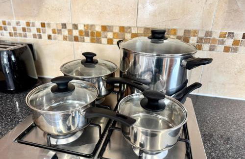 Spacious 3-Bed Home with Garden, Private Parking, Smart Tv's, Fast Wi-Fi - Photo 20