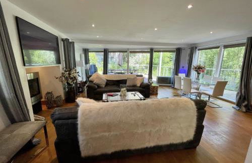 Modern contemporary home in beautiful setting - Foto 36