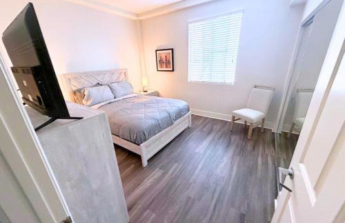 Stylish 2 Bed 2.5 Bath Condo Near Beverly Hills. - Photo 8