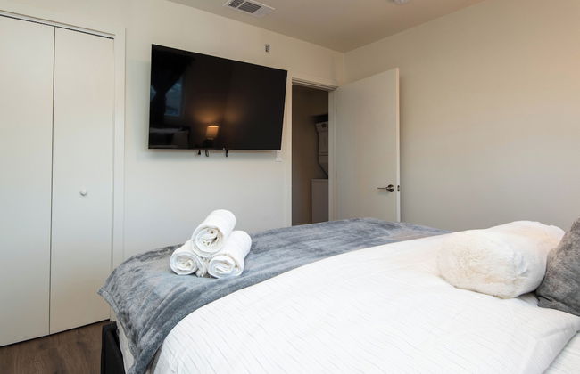 Wonderful 2-BR Apt Near Dodger - Photo 2