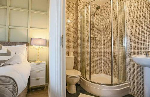 Luxury 5 Bedroom 3 Bathroom House - Smart TVs with Sky and Netflix, Super Fast WiFi, Free Parking by Yoko Property - Foto 14