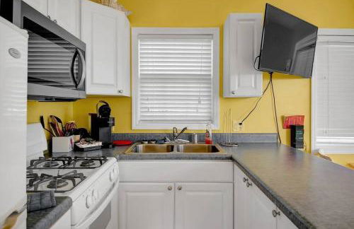 Surf City 2BR Model Home with Pool and Boat Ramp Access - Foto 14