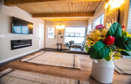 Cozy 3B with Yard 2 min to Downtown - Photo 14