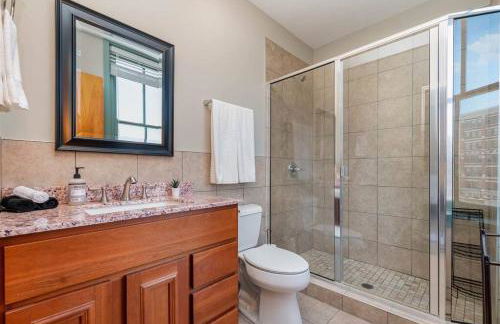 The Penthouse- Heart of OTR w/Rooftop Terrace - Foto 35