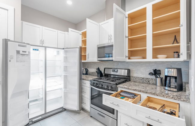 Elegant Townhome Near Disney â Private Suites! 4 Bedroom Townhouse by RedAwning - Photo 13