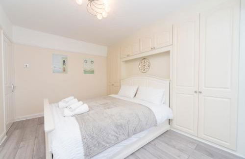 Spacious 4 Bed House Free Parking Near Station - Pass the Keys - Foto 24