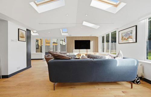 Four Bed House by Brookland Stays Serviced Accommodation Short Lets Brentwood with Free WiFi - Foto 25