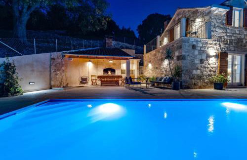 Villa Ani! Traditional and luxurious 4-bedroom villa with heated pool and sea views - Foto 43