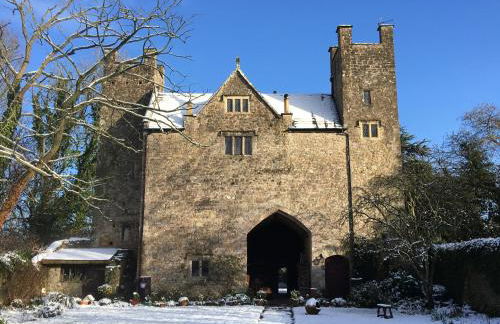 Welsh Gatehouse, Historic Castle which can cater for Electric Vehicle - Foto 24