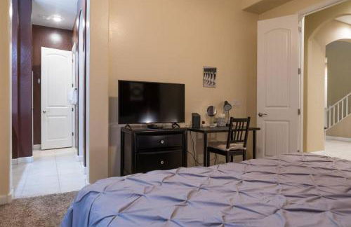 Gated townhouse with 2 suites, heated pool, hot tub - Photo 15