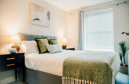 Modern Central 2 Bed Apartment with Parking - Photo 3