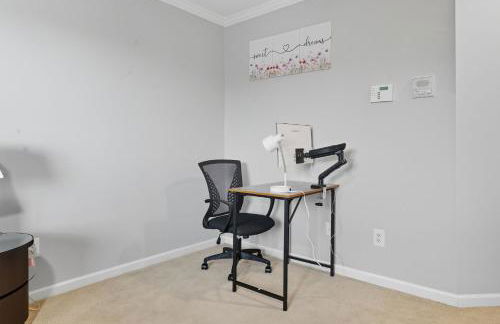 Entire home in prime Raleigh with community pool, dog park and golf course - Photo 20