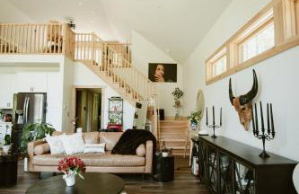 Luxe Modern Cabin with Pond, Fire Pit, Hiking, near Bethel Woods - Foto 9