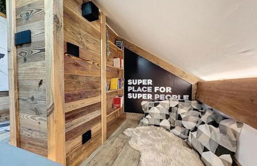 Modern 2BR Apt with Mountain Views & Private Parking - Foto 21