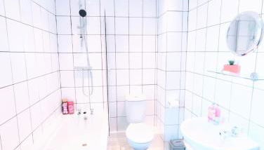 Crystal House Flat 3 - free private parking - metro - Foto 3