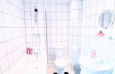 Crystal House Flat 3 - free private parking - metro - Foto 3