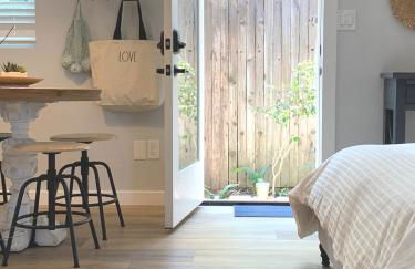 New cozy studio 2 queen beds kitchen walk to water! - Foto 43