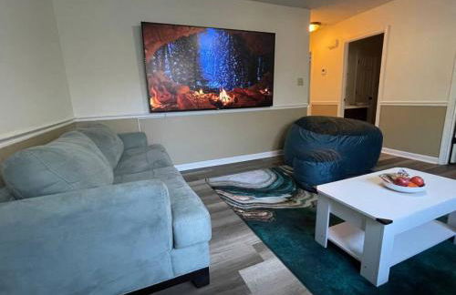 NEW King Beds, 86 inch RokuTV, and Massage at the Comfort Haven - Foto 7