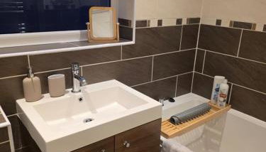 Modern 3BR House Parking Sleeps 6 - Photo 5