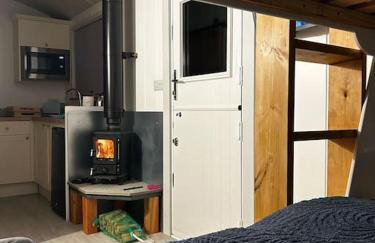 Cybi, Modern Shepherds Hut with Games Room Access - Foto 8