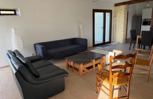 Le Pressoir, maison au calme, grand jardin, vue dégagée sur les champs, belle terrasse, 3 chambres, 2 sdb, 2 WC, parking privé, 5 kms de Bayeux et 7 kms plage d'Arromanches au coeur des plages du débarquement - Foto 10