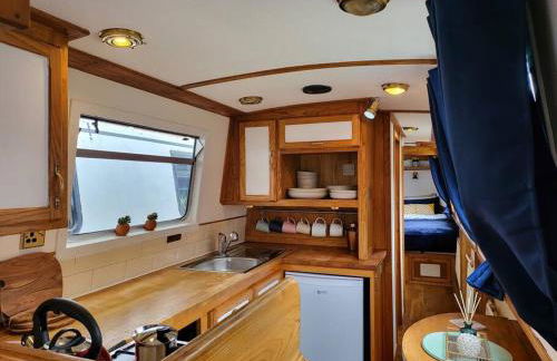 Cosy Canal Boat in Little Venice for Family & Friends - Photo 6